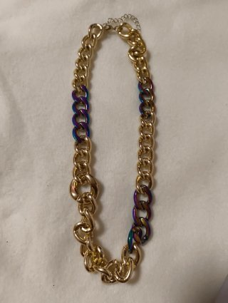Collar de cadena corto dorado y multicolor