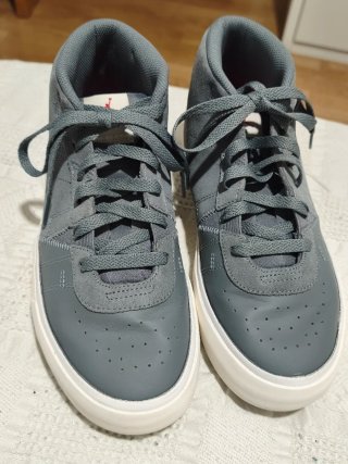 Zapatillas Jordan Mid Grises