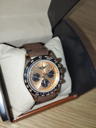 Reloj tipo Daytona con esfera dorada