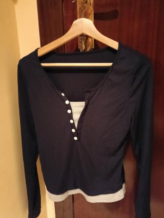 Camiseta manga larga azul y blanca
