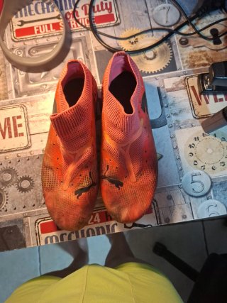 Zapatillas de fútbol Puma de color rosa