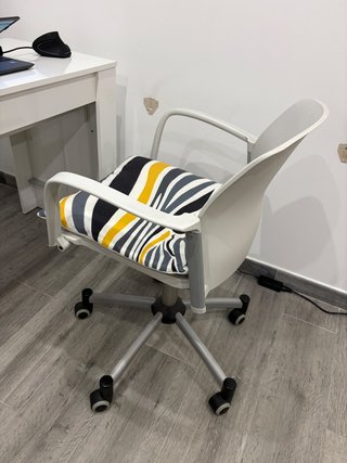 Silla de escritorio gris y blanca