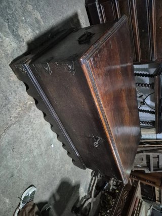 Arca de Nogal Macizo con Llave