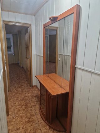 Recibidor de madera con espejo