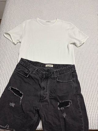 Camiseta Zara blanca y pantalón Pull&Bear negro