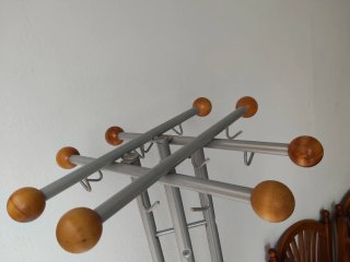 Perchero de pie metálico con detalles en madera