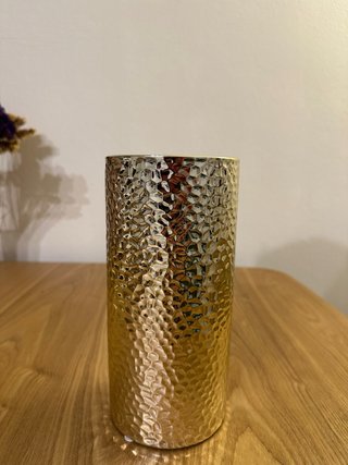 Jarrón Dorado con Textura
