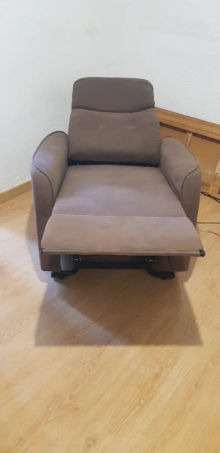 Sofá individual reclinable marrón