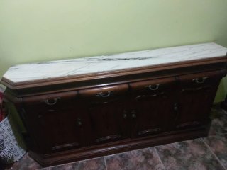 Recibidor antiguo de madera con tapa de mármol
