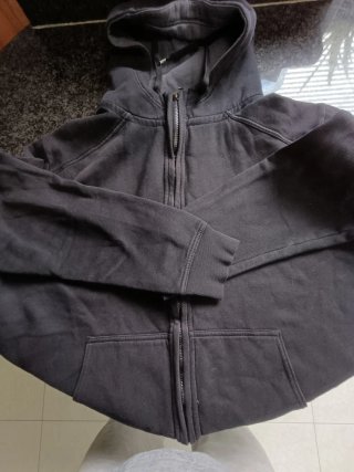 Sudadera con capucha negra