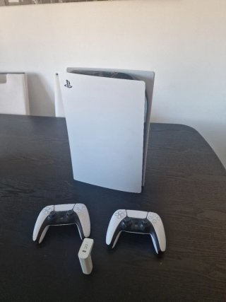PS5 (PlayStation 5) con 2 mandos