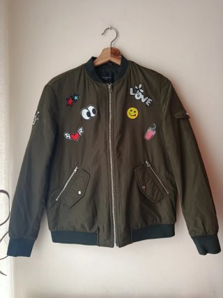 Cazadora Bomber Zara con Parches