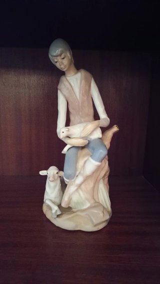 Figura de Porcelana Pastor con Ovejas