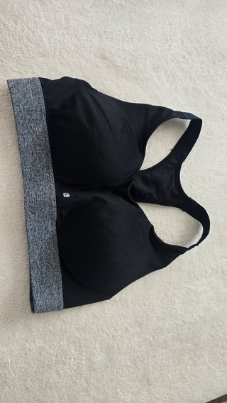 Sujetador deportivo negro y gris