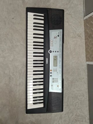 Teclado Yamaha con su pie