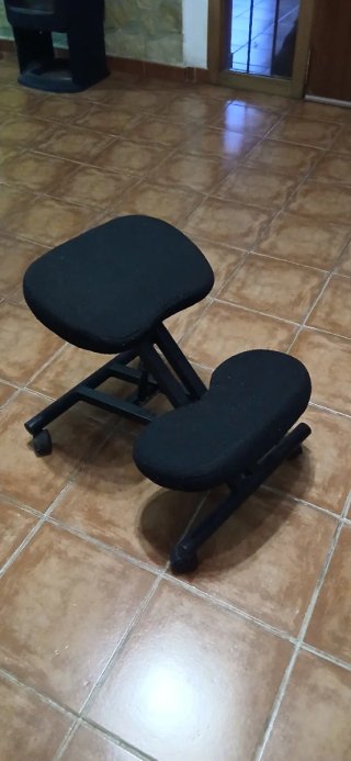 Silla ergonómica de rodillas negra