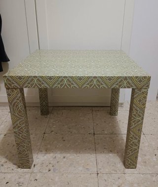 Mesa auxiliar con estampado geométrico