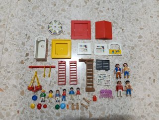Set de Playmobil con columpios y figuras