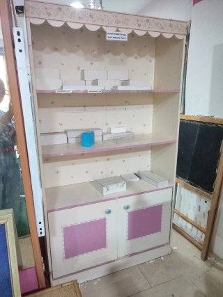 Estantería de Madera Blanca y Rosa