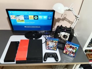 Consola PlayStation 4 (PS4) con juegos y accesorio