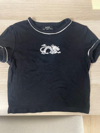 Camiseta corta negra Bershka con dragón