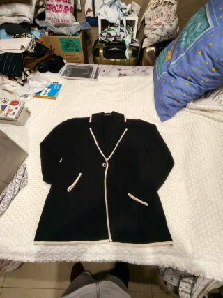 Chaqueta de punto negra con ribetes