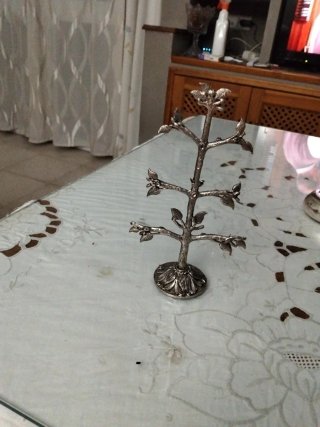 Árbol decorativo metálico plateado