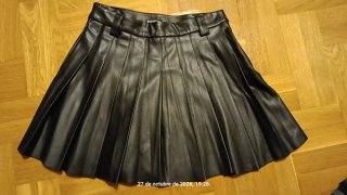 Falda plisada negra efecto piel