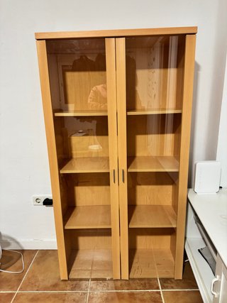 Vitrina de madera con puertas de cristal