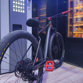 Bicicleta de Montaña con Detalles en Rojo