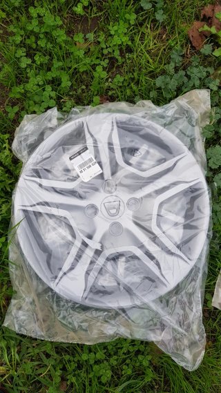 TAPACUBOS ORIGINALES DACIA 16"