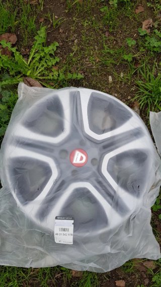 TAPACUBOS ORIGINALES DACIA 16"