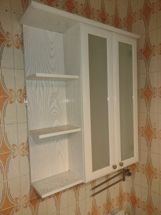 Armario de baño con estantes