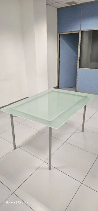 Mesa de Cristal con Patas Metálicas