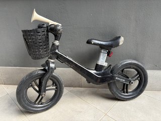 Bicicleta sin pedales negra