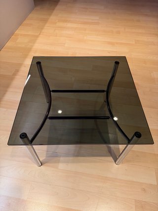 Mesa de centro de cristal negro y patas cromadas