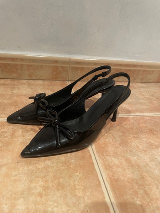 Zapatos de tacón negros con lazo