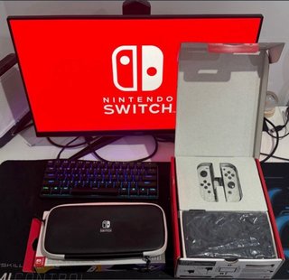 Nintendo Switch OLED(10-15 horas de uso) con funda
