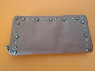 Cartera de Piel con Tachuelas