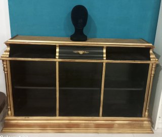 Recibidor de madera negro y dorado