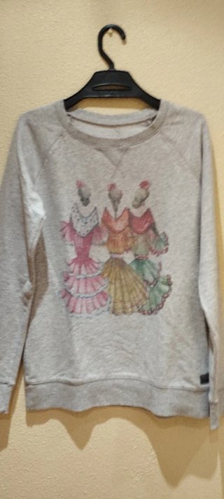 Sudadera Gris con Estampado Flamenco