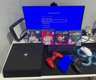 PS4 pro en perfecto estado + 2 mandos + 4 juegos