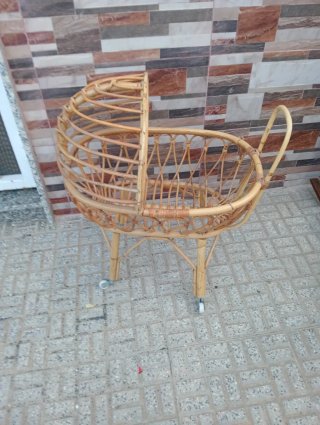 Moisés Minicuna Vintage de Mimbre y Ratán
