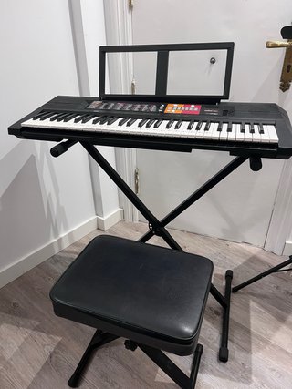 Teclado Yamaha con Soporte y Banqueta
