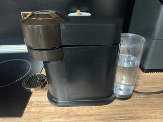 Cafetera Nespresso Negra