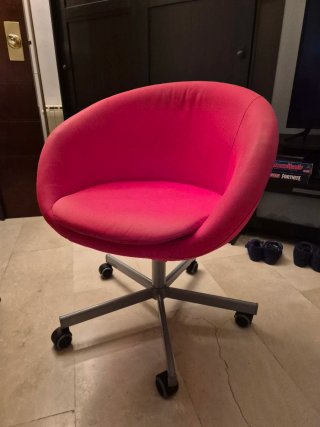 Silla de escritorio roja con ruedas