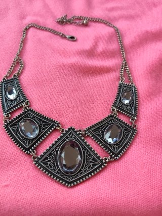 Collar con piedras y detalles geométricos