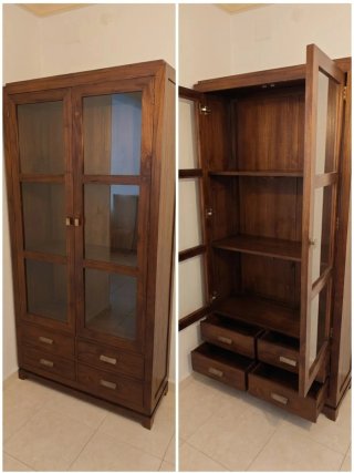 Mueble de Salón de Madera con Vitrina