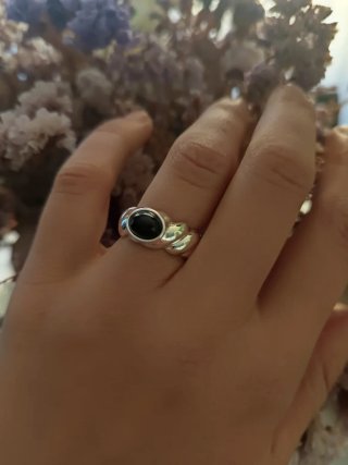 Anillo de plata con piedra negra