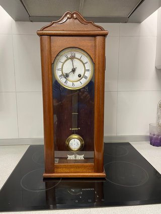 Reloj de pared antiguo de madera